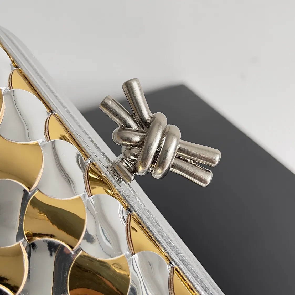 Batch 1960 BOTTEGA VENETA 2024 new women's evening bag. The more complicated weaving process gives it a wavy double pattern. As one of the protagonists of the Holy Way capsule, it shines like the stars on the Christmas tree⭐ Style number: 778500 Size: 20.5*12.5*6
